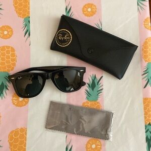New w/o box Ray Ban Woman’s Wayfarer sunglasses/ Black frame with black lenses.